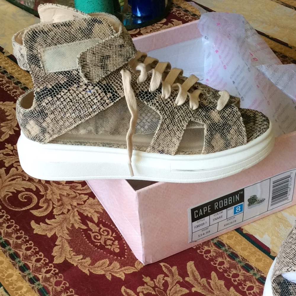 Fashion tennies perfect for season change🌷 NWOT